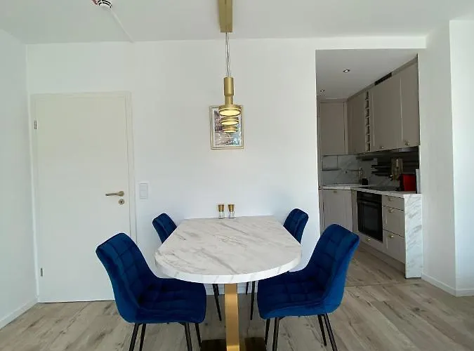 Modernes An Timmendorfer Promenade, 1. Reihe *