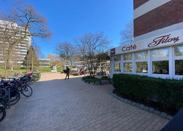 Modernes An Timmendorfer Promenade, 1. Reihe *